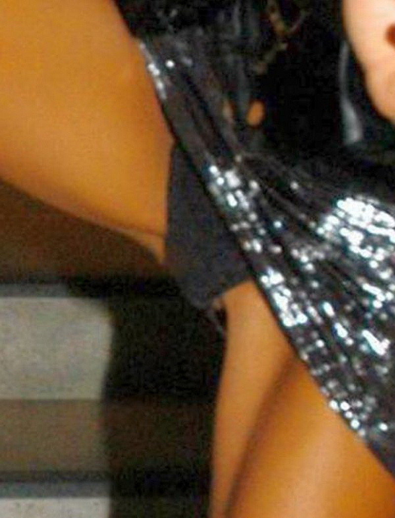 Ce ai pe sub chilotei? Shauna Sand, cu desuurile la vedere!