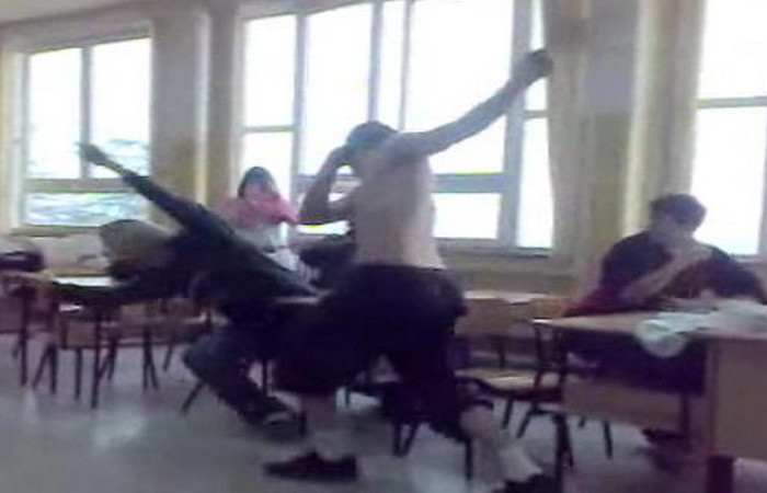 Butonul de panica, solutia profesorilor pentru a stopa violentele in scoli