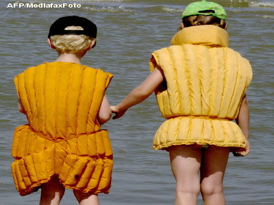 9 persoane, blocate in mijlocul unui rau. Se daduse drumul la baraj