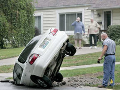 S-a cascat pamantul si i-a inghitit masina. Crater aparut din senin in SUA