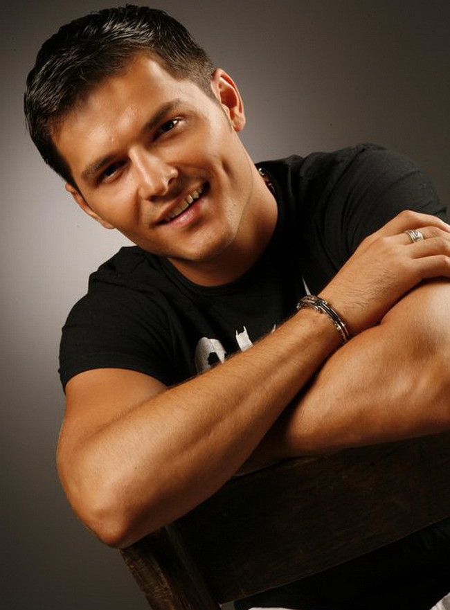 Revista presei: Ca o albinuta! Varciu a agatat o blonda si a dus-o la hotel