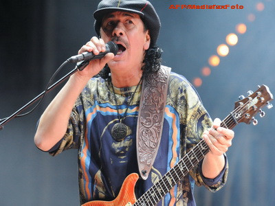 Santana si-a cerut iubita de nevasta in mijlocul unui concert, pe scena!