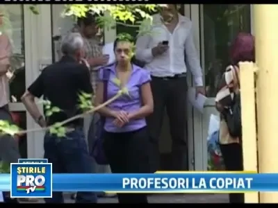 Viitori profesori, prinsi la examene cu trusa de copiat la titularizare