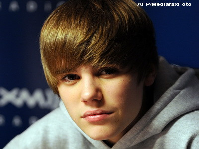 Justin Bieber se da bine pe langa Angelina Jolie! FOTO