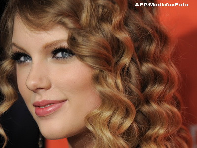 Taylor Swift e chic si foarte sexy. GALERIE FOTO