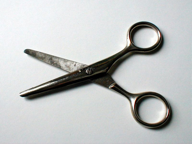 O foarfeca pune in pericol viata unui om. Vezi aici ce s-a intamplat