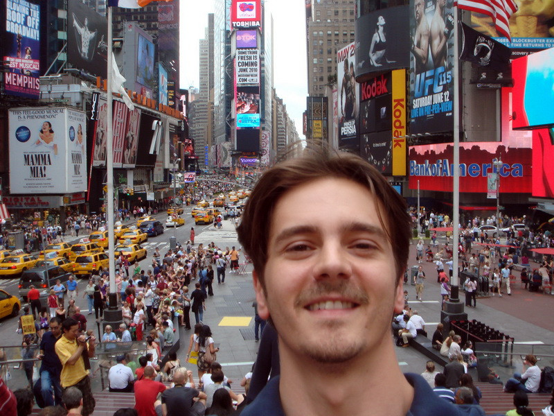 Mihai Petre a urmat cursuri de actorie la New York Film Academy