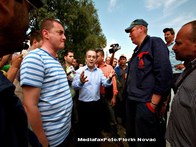 Premierul Emil Boc, huiduit la scena deschisa
