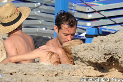 Sienna Miller si Jude Law, sarut pasional pe o plaja din Italia
