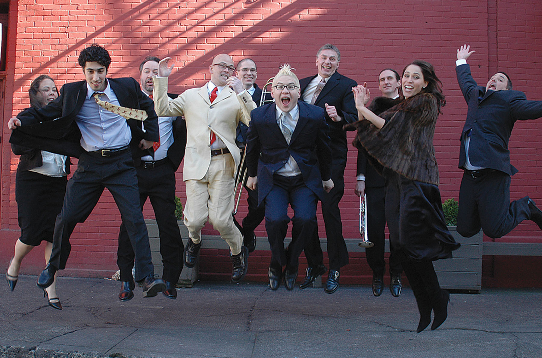 Pink Martini si Gary Moore fac spectacol in acest weekend, in Capitala