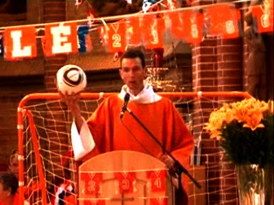 Cascadorii rasului. Preot suspendat dupa ce s-a rugat prea "colorat"