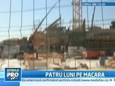 De patru luni locuieste in varful unei macarale, in semn de protest