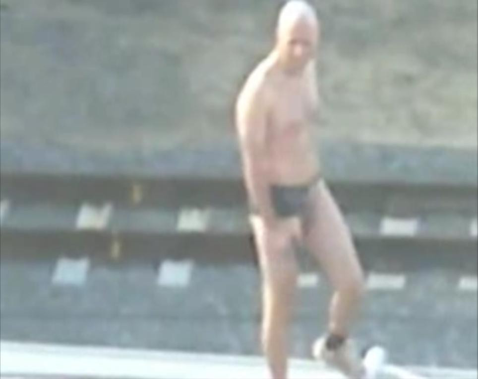 Gol "pusca" si cu un pistol in mana, un barbat a facut haos in Australia