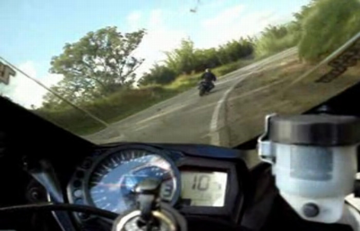 Teribilism de Romania: s-a filmat in timp ce jongla cu moartea, la 209 km/ora. VIDEO