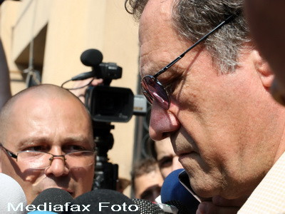 Sotul Zoiei Ceausescu cere in instanta un ceas primit de la fostul dictator, dar si multe costume