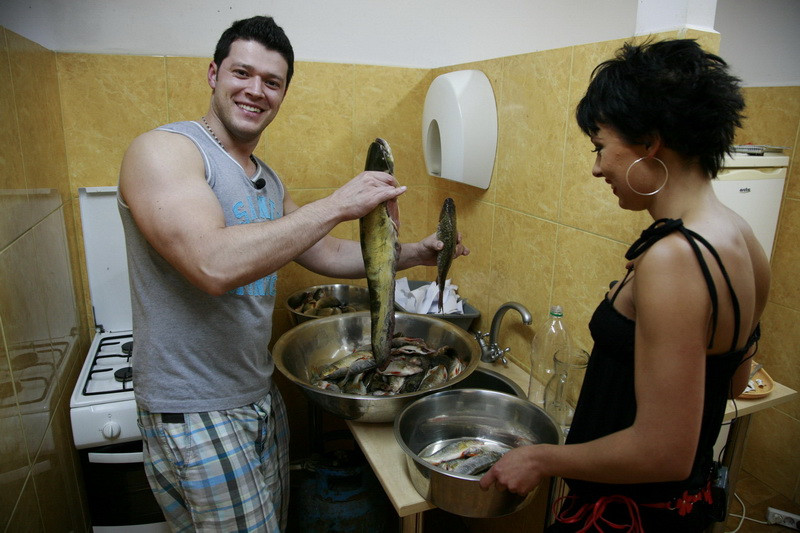 Cheeky Girls, Victor Slav si Bursucu sunt adversari la "Serviti, va rog"