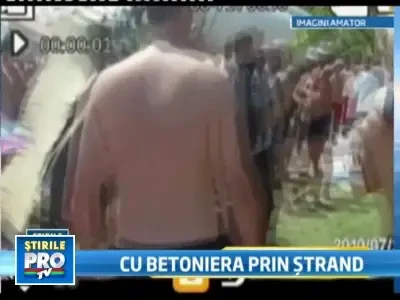 Pericol la strand. S-au trezit cu stalpul de electricitate in bazin