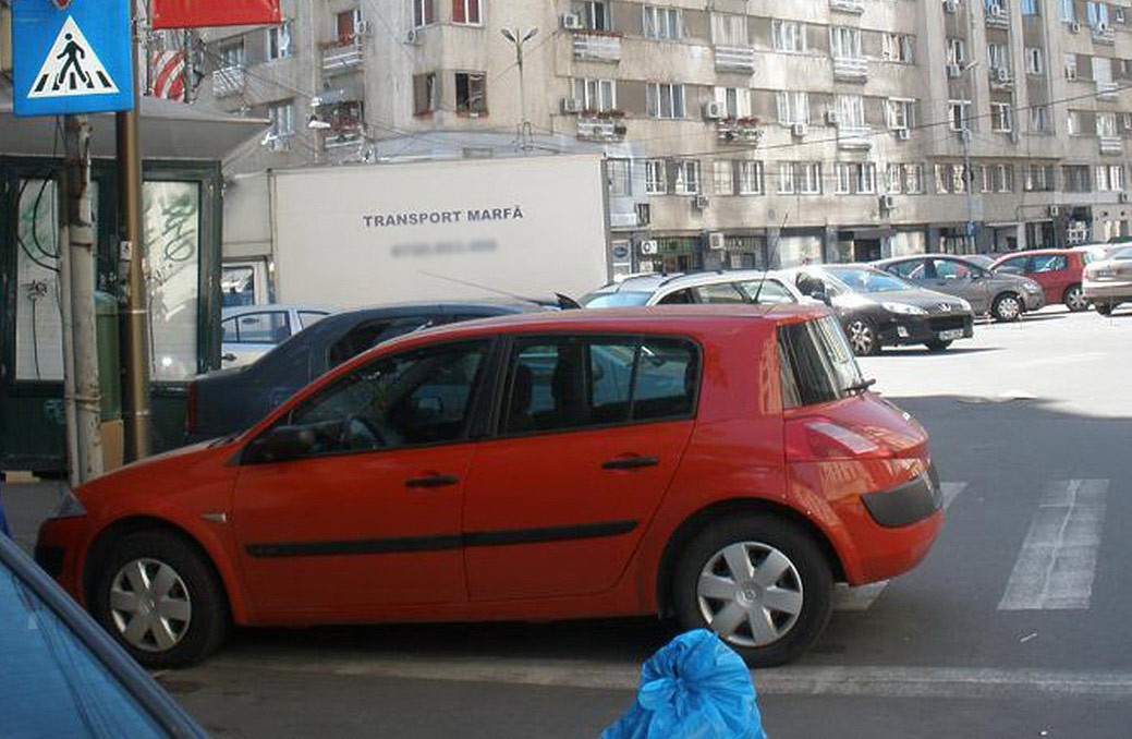 Parcare pe trecerea de pietoni