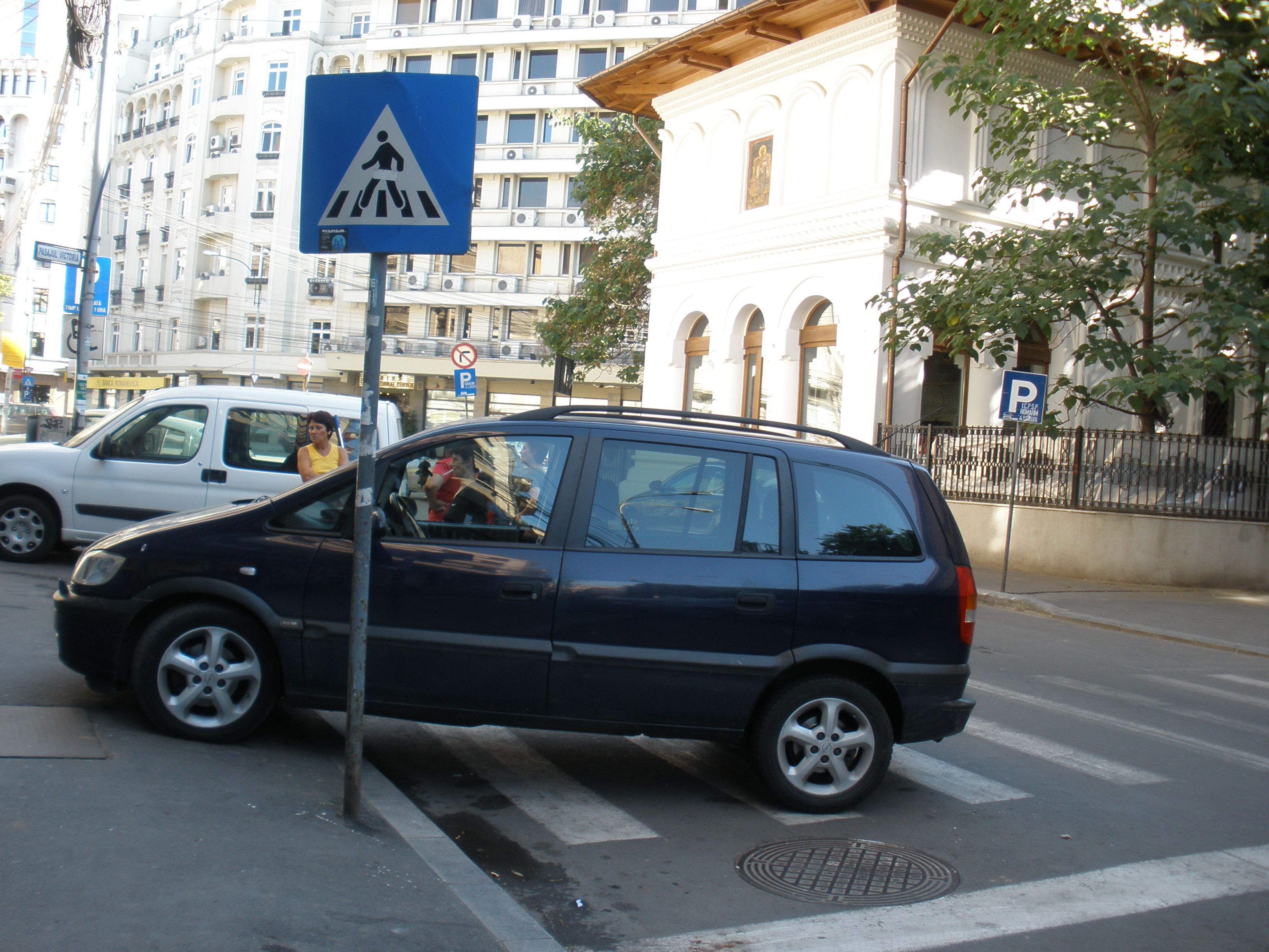 Parcare pe trecerea de pietoni