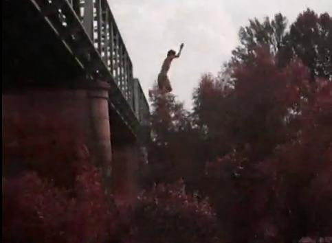 Distractie nebuna. Se arunca in apa de la 20 de metri, de pe un pod. Video