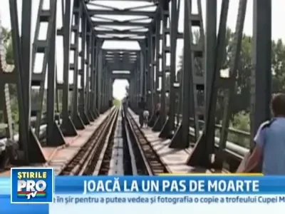 Distractie nebuna. Se arunca in apa de la 20 de metri, de pe un pod. Video