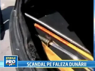 Rafuiala cu sabii si bate intre 2 gasti, in parcarea unei plaje din Galati