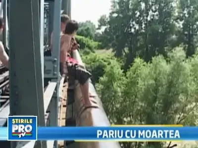 Distractie nebuna. Se arunca in apa de la 20 de metri, de pe un pod. Video