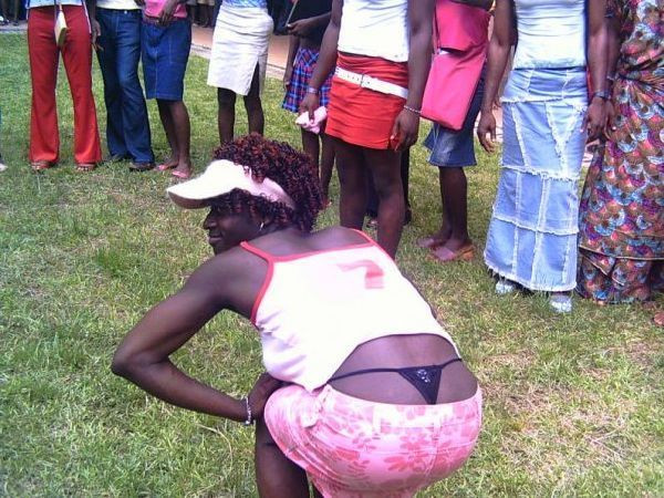 Cocote masculine! Parada travestitilor africani. FOTO