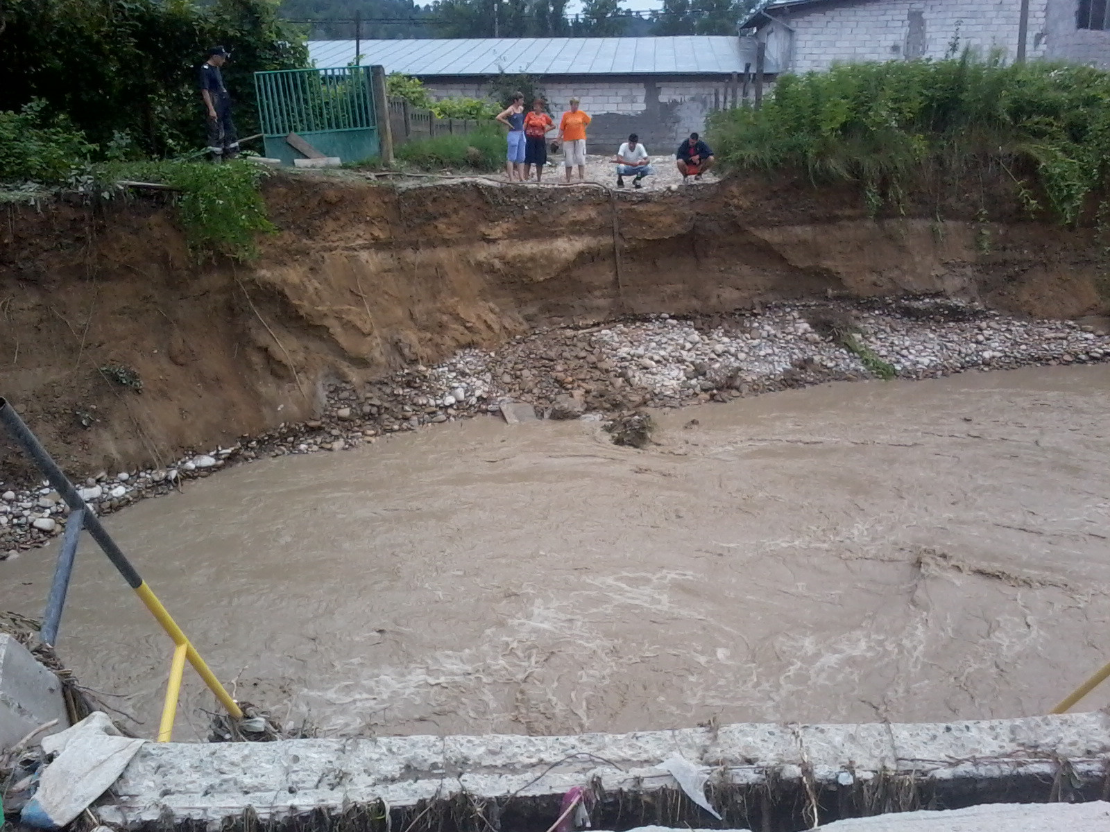 Tanar inghitit de ape si sute de gospodarii inundate, in mai multe judete