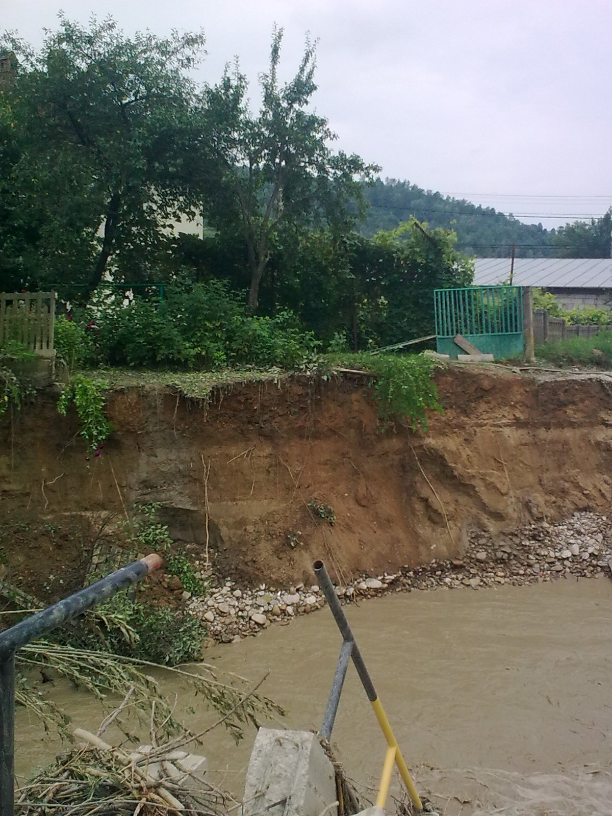 Luata de viitura cu tot cu masina. Trupul, gasit la 30 de km de autovehicul