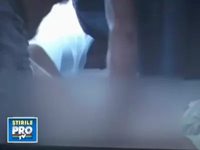 Imagini socante! Batran batut in spital de un barbat care-l vizita