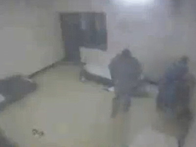 Isi ucide in bataie colegul de celula pentru un prosop! Video socant