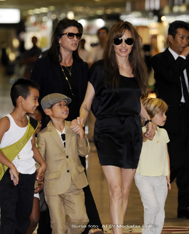 Angelina Jolie si Brad Pitt vor sa adopte un copil din Haiti