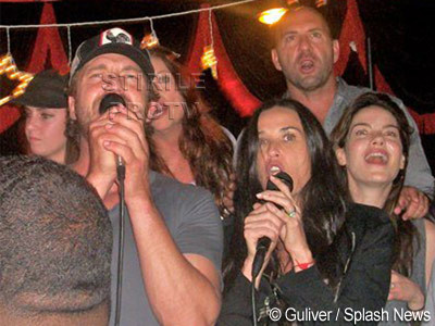Demi Moore si Gerard Butler, la karaoke! Au ridicat baru-n picioare