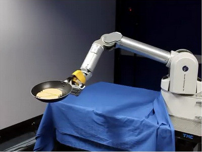 Idolul gospodinelor neindemanatice: robotul care intoarce clatita! VIDEO