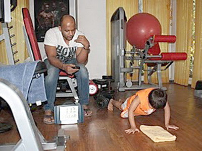 Un baiat de 4 ani stabileste recordul national in India la flotari! Video