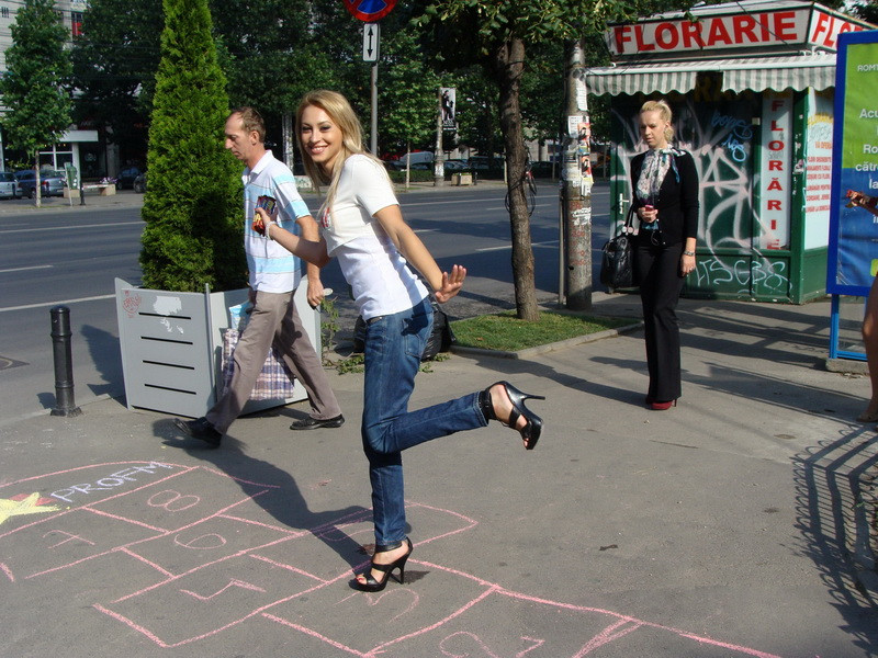 Asistentele emisiunii Alarma! de la Pro Fm au dat startul la sotron