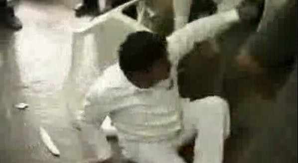 Democratie de partid: Politician indian lovit cu scaunele de colegii sai