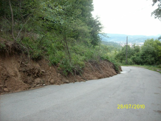 Se sfarma drumul in Campulung Muscel. Cartier in pericol de a fi izolat