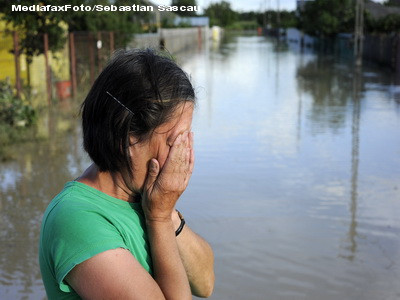 Lacrimi si deznadejde in Moldova distrusa de ape
