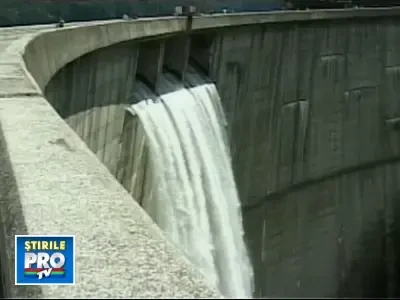 Spectacol de vis la Vidraru: curcubeu aparut peste apa in cadere