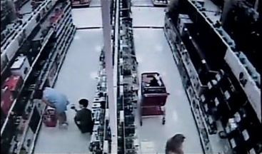 Surprins de camere in timp ce facea poze sub fusta femeilor! Vezi VIDEO!