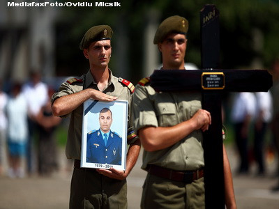 Sute de oameni si-au luat ramas bun de la pilotul care a murit la Fundata