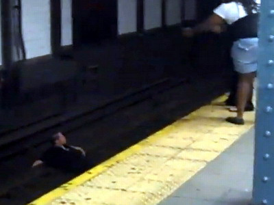 Studenta care s-a aruncat in fata metroului si bunica ei, inmormantate