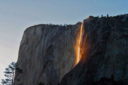 Cascada de foc si raul in 5 culori. Topul locurilor care-ti taie respiratia
