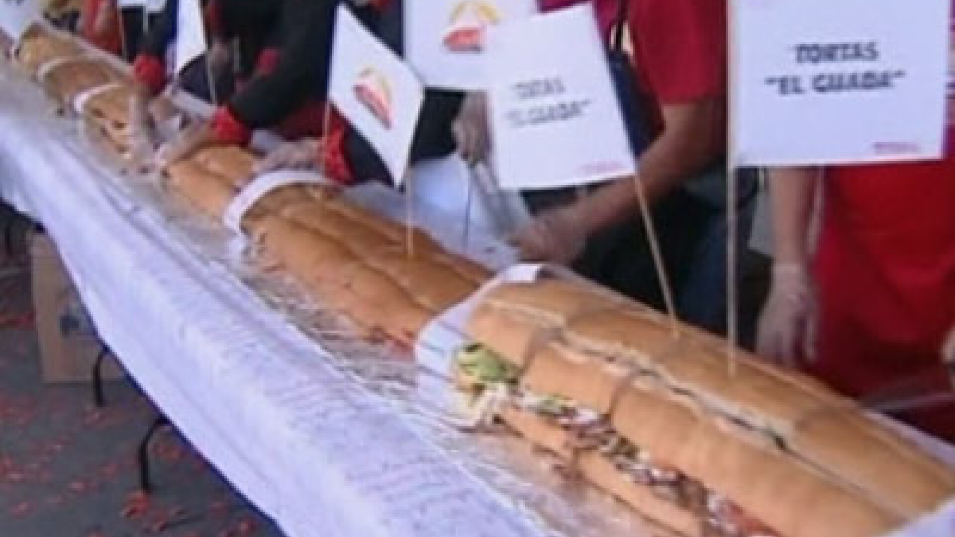 Acum avem si cel mai lung sandvici din lume: 27 de metri!