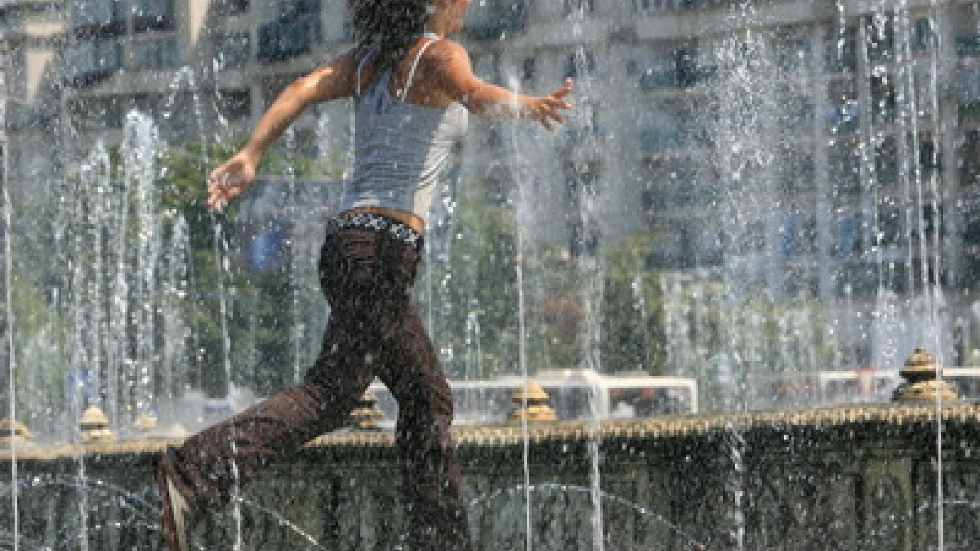 "Bataie" cu apa, chiar in centrul Bucurestiului. Afla cum a fost posibil!