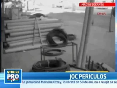 Un copil de 3 ani a supravietuit dupa ce a cazut de la etajul 3. Vezi faza