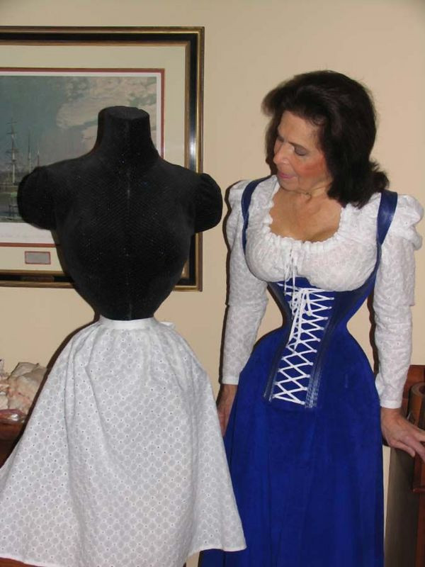 Trasa prin inel! Si-a scos jumatate din coaste pentru o talie minuscula