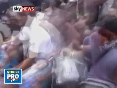 Imagini socante! Politistii francezi lovesc fara mila femei si copii